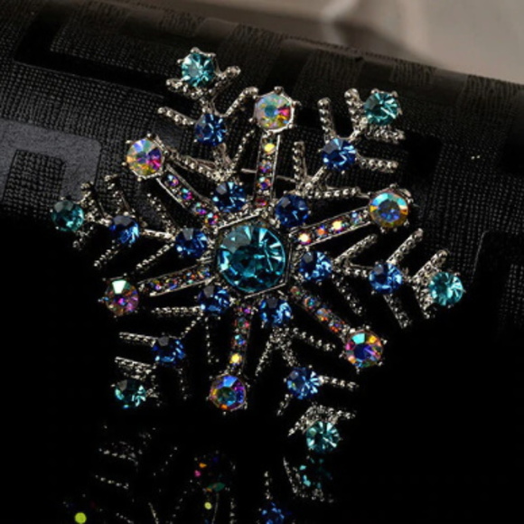 ❤️5/$15💚 Christmas Silver Tone Snowflake Pin Brooch with Rhinestones - Picture 3 of 3